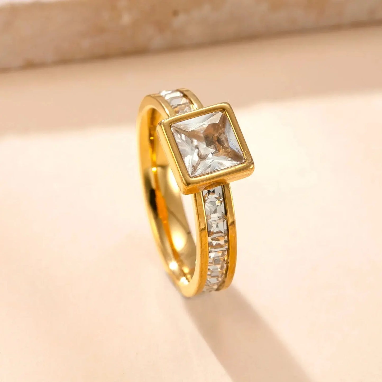 Bague en acier inoxydable 316L pour femmes de luxe Zircon Doigt Bijoux de mode Accessoires Cadeau de fête idée de cadeau femme fille à prix discount - Soldes-ShopOnline