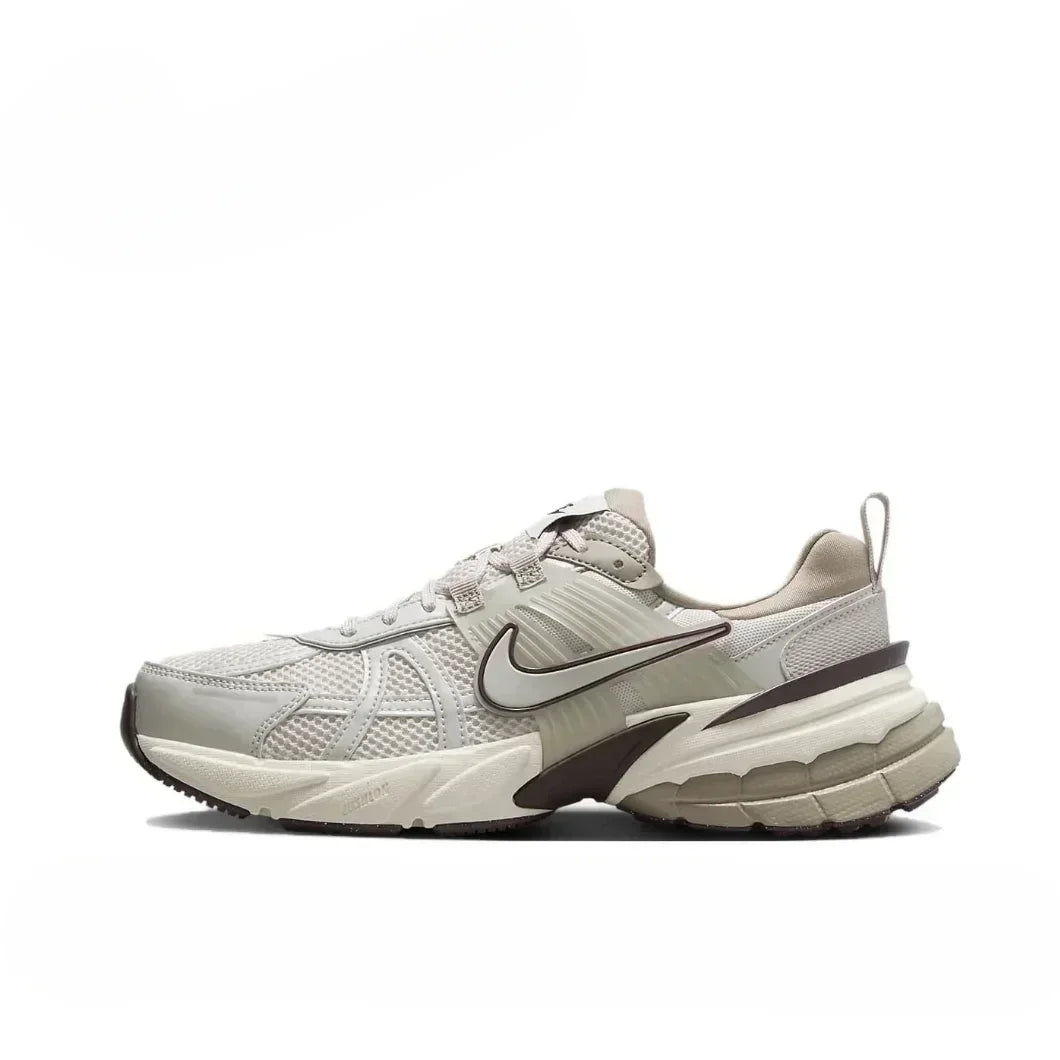 Nike V2K Run Unisexe – Beige & Noir, Antidérapant, Léger, Running & Casual, FD0736-103 Soldes-ShopOnline