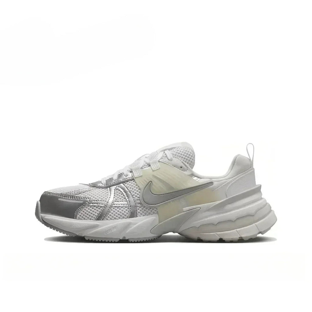 Nike V2K Run Unisexe – Beige & Noir, Antidérapant, Léger, Running & Casual, FD0736-103 Soldes-ShopOnline
