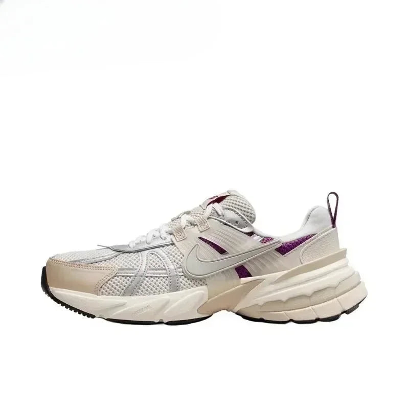 Nike V2K Run Unisexe – Beige & Noir, Antidérapant, Léger, Running & Casual, FD0736-103 Soldes-ShopOnline