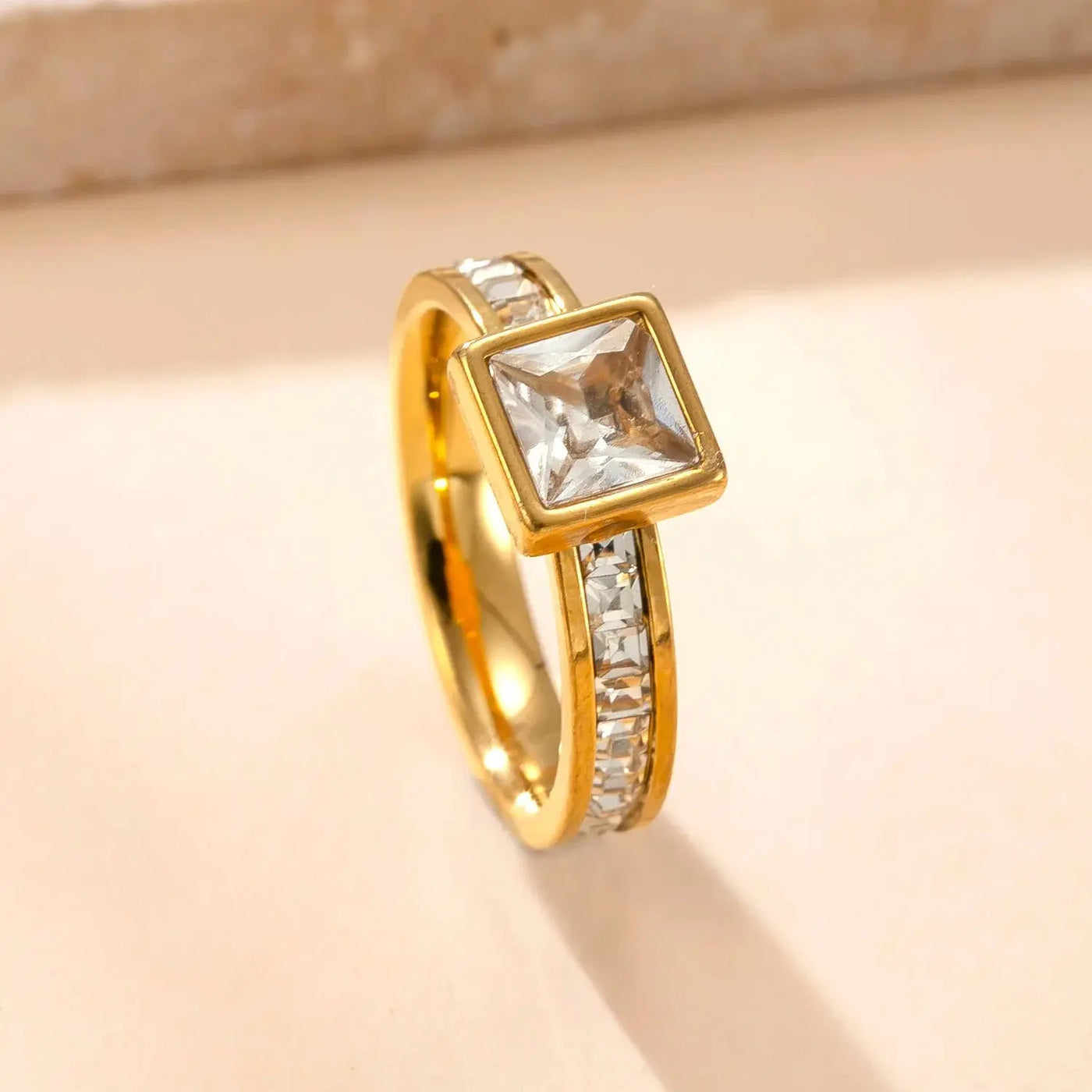 Bague en acier inoxydable 316L pour femmes de luxe Zircon Doigt Bijoux de mode Accessoires Cadeau de fête idée de cadeau femme fille à prix discount - Soldes-ShopOnline