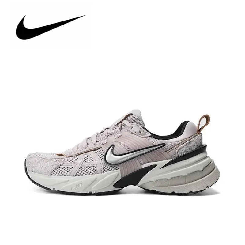 Nike V2K Run Unisexe – Beige & Noir, Antidérapant, Léger, Running & Casual, FD0736-103 Soldes-ShopOnline