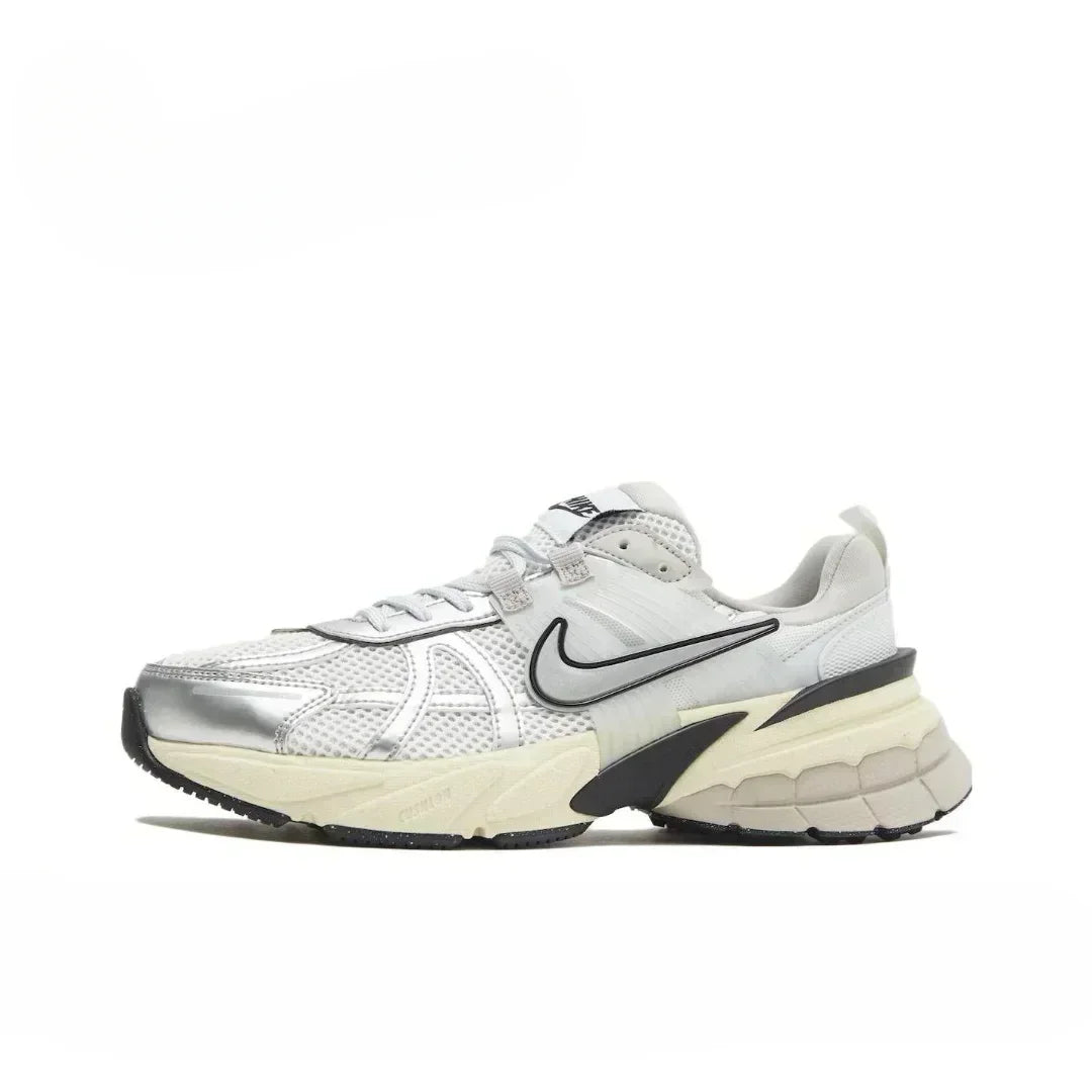 Nike V2K Run Unisexe – Beige & Noir, Antidérapant, Léger, Running & Casual, FD0736-103 Soldes-ShopOnline