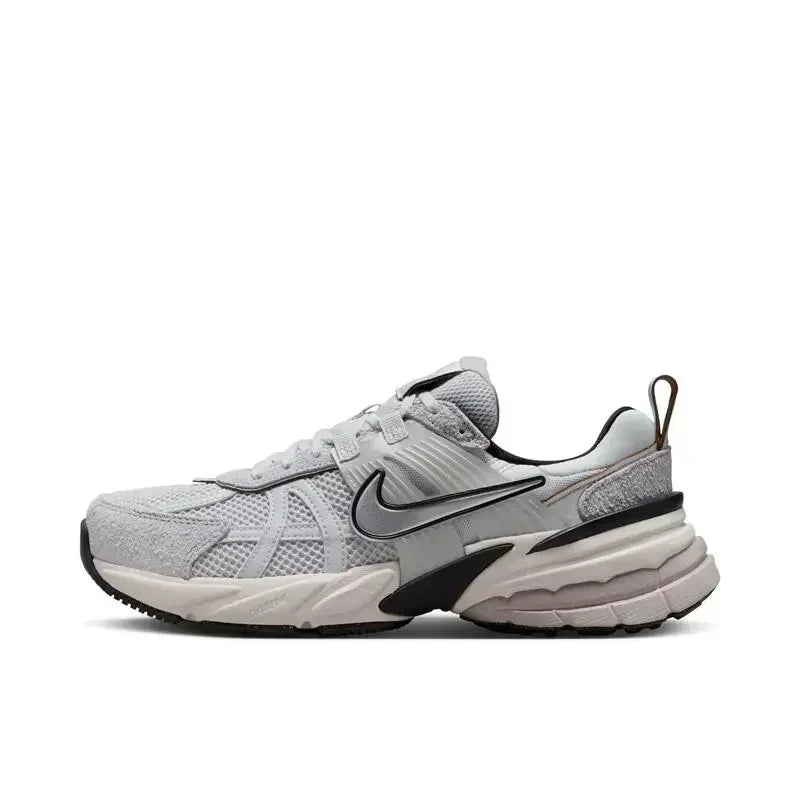 Nike V2K Run Unisexe – Beige & Noir, Antidérapant, Léger, Running & Casual, FD0736-103 Soldes-ShopOnline