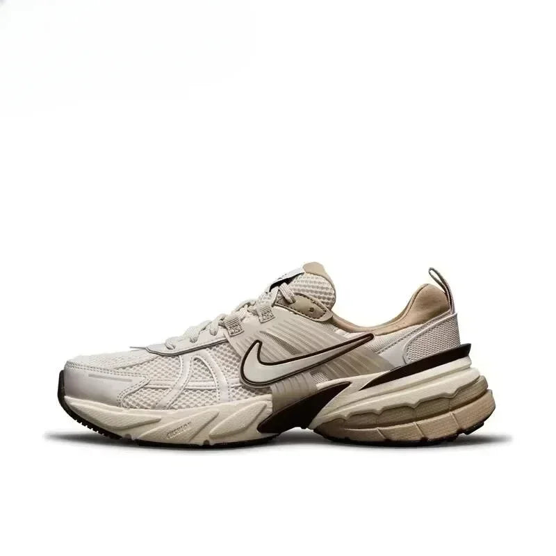 Nike V2K Run Unisexe – Beige & Noir, Antidérapant, Léger, Running & Casual, FD0736-103 Soldes-ShopOnline